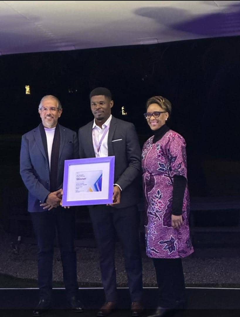 Kenneth Ufomba, MD Signal Alliance Consulting receiving the Microsoft Partner of the Year 2023 award for Signal Alliance Technology Holding.